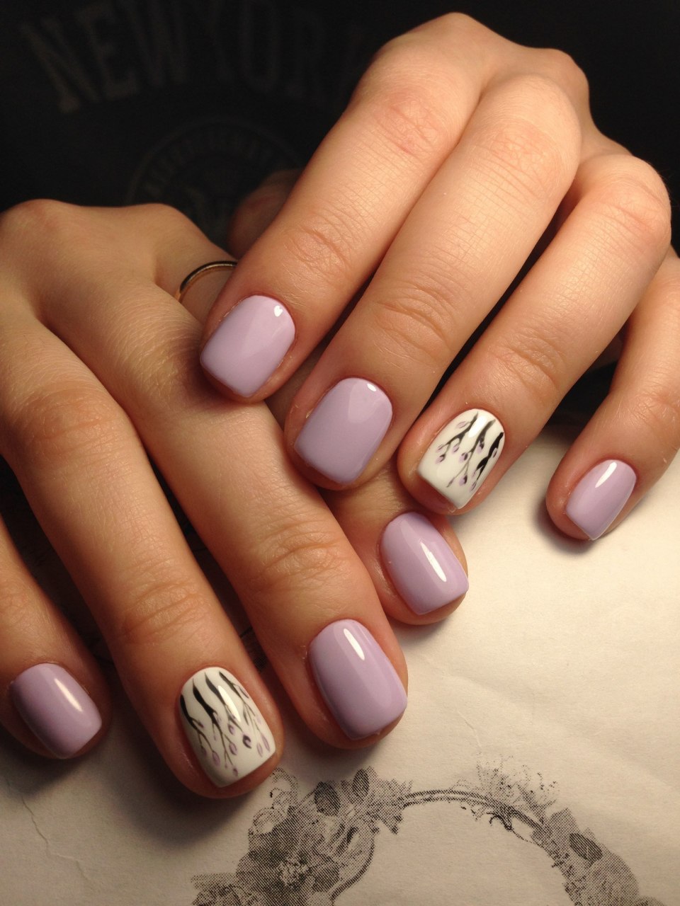 Розовый маникюр с фольгой