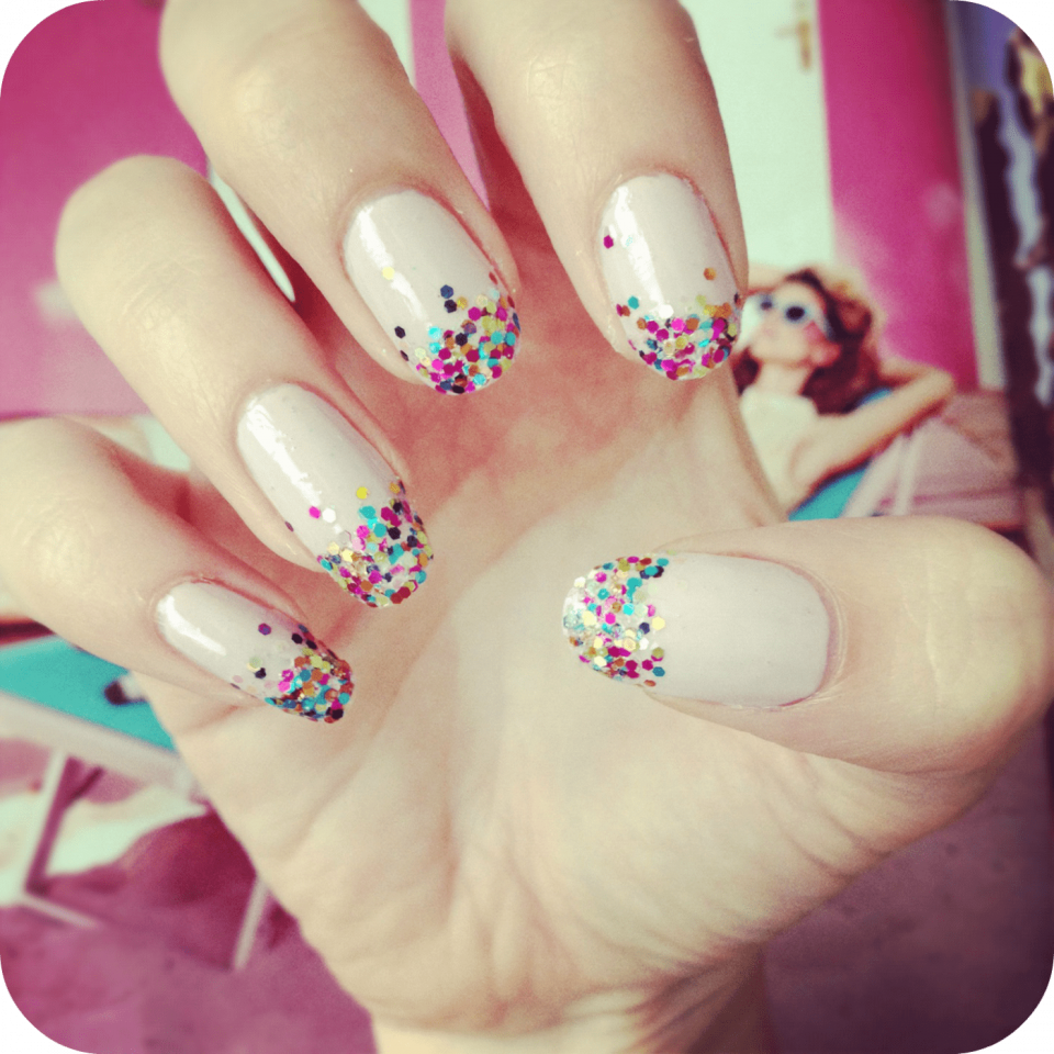 Маникюр с наклейками