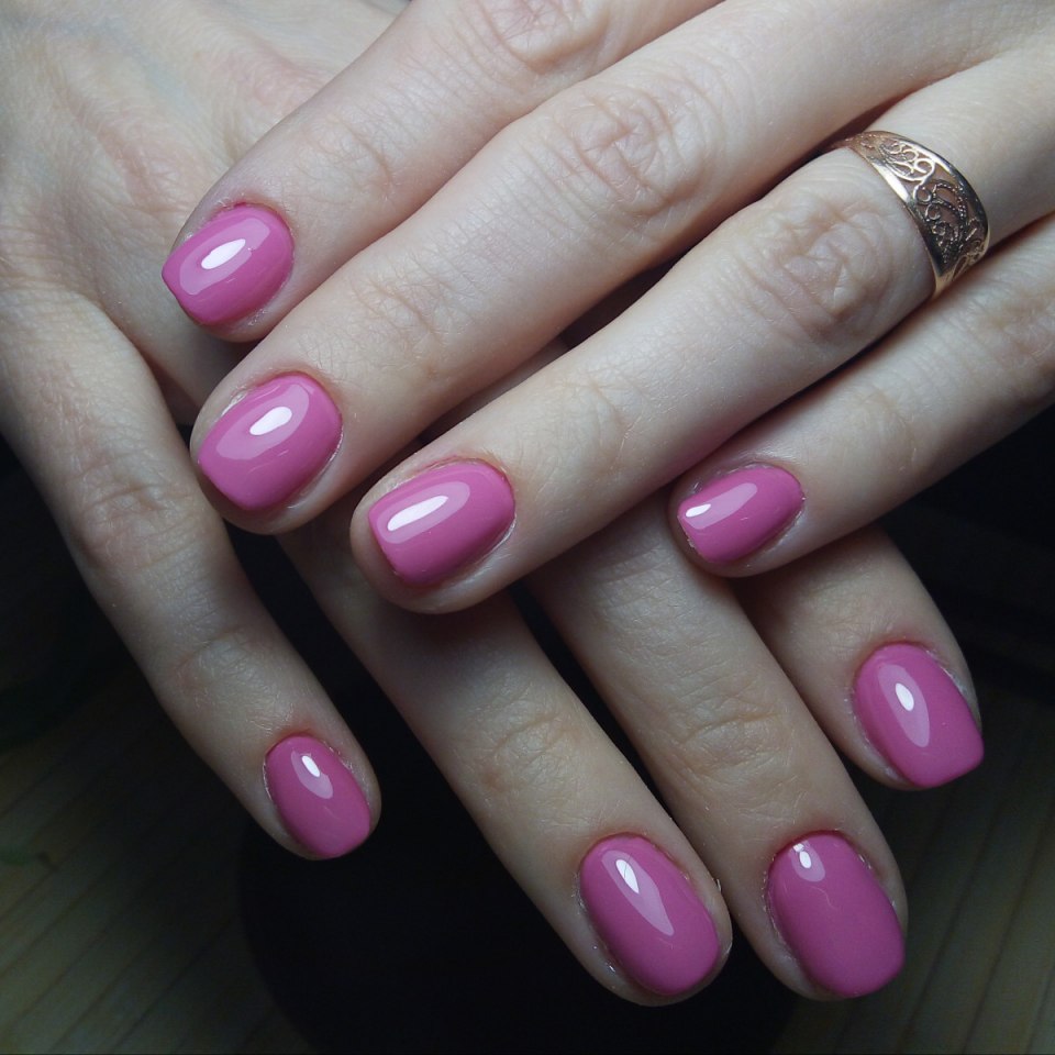 Красный маникюр на овальные ногти