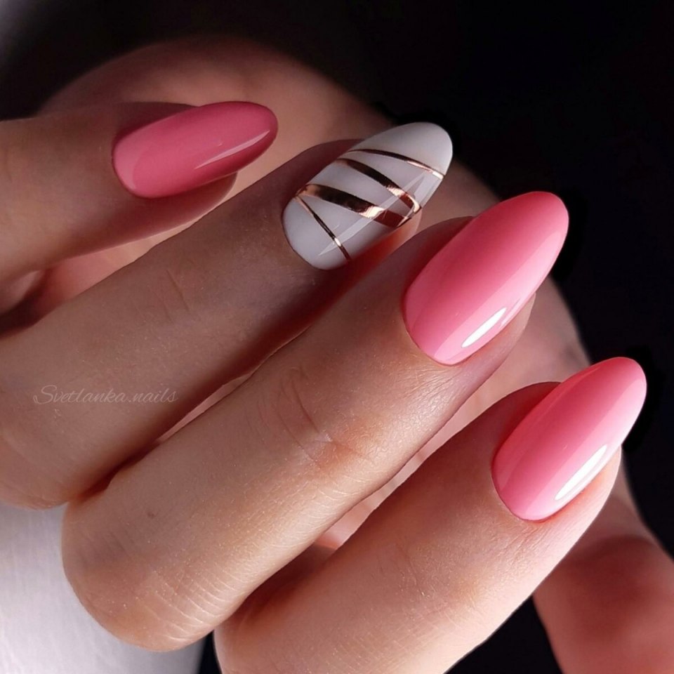 Розовый маникюр с полосками