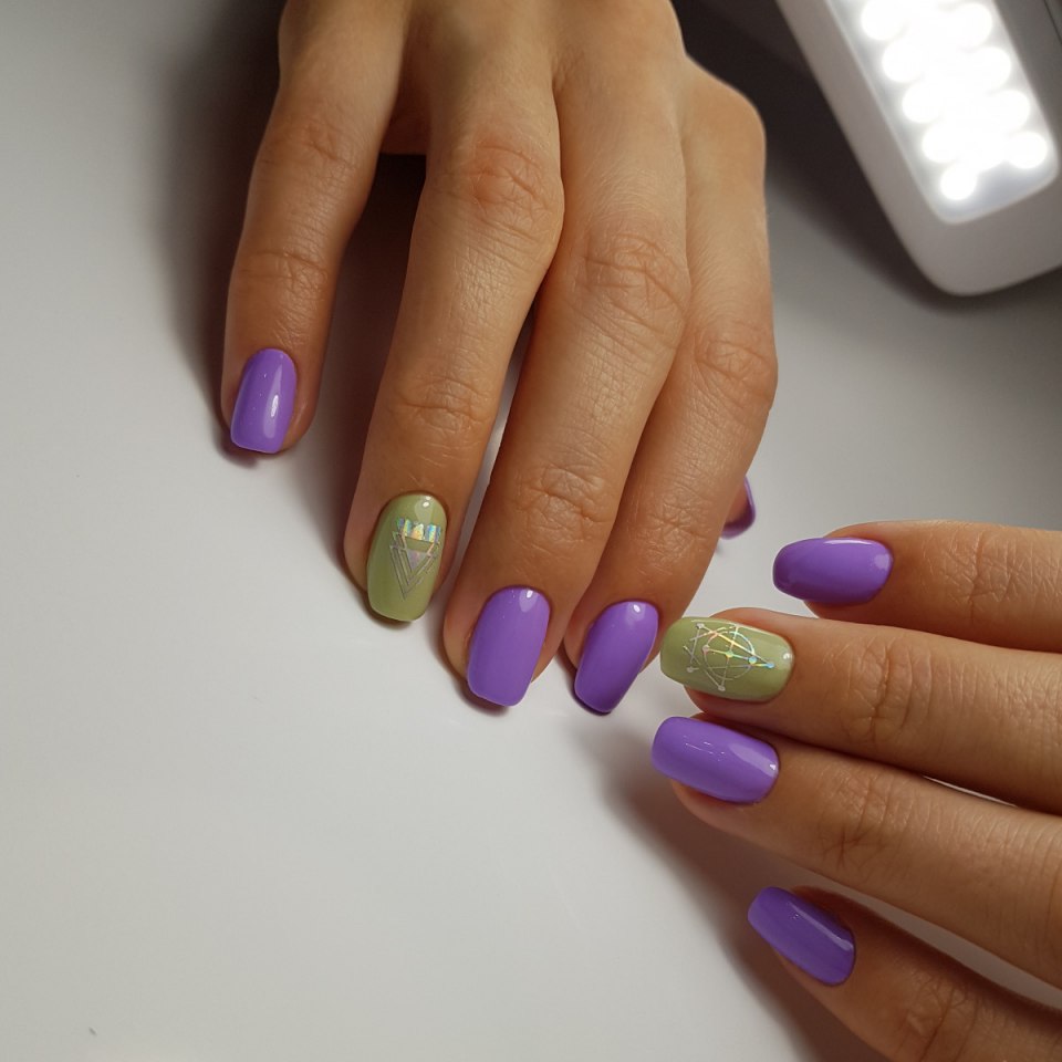 Маникюр розовый с блестками