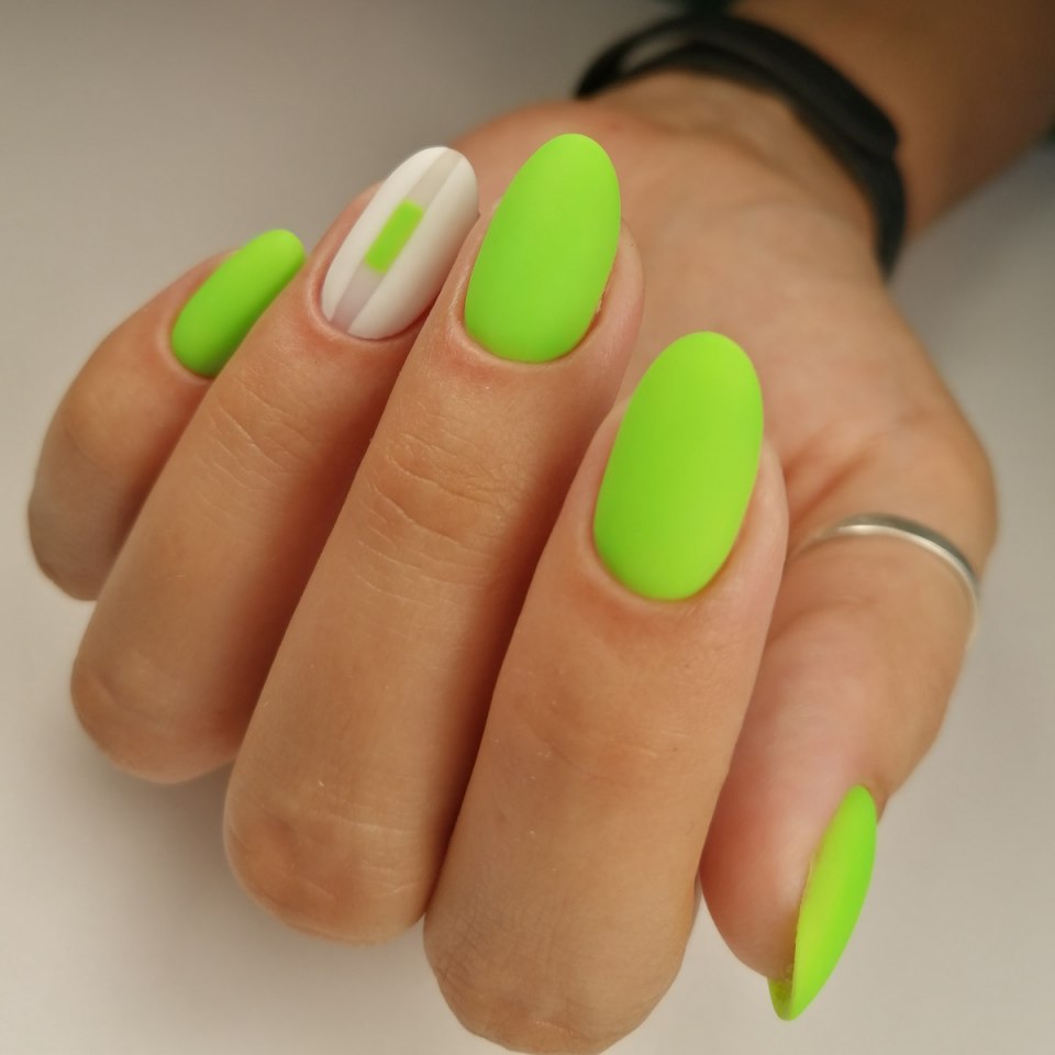 Маникюр кораллового цвета