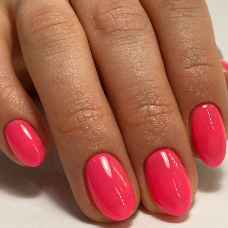 Сиреневый маникюр с веточкой