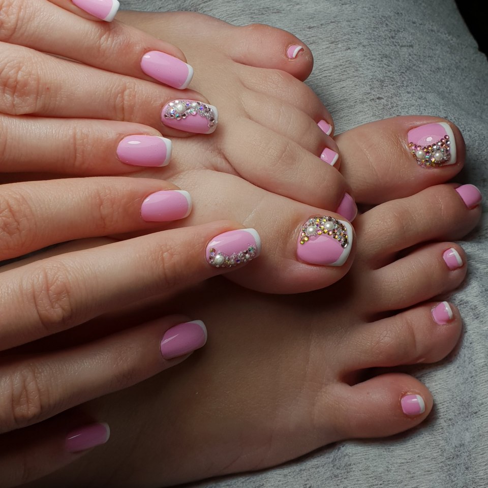 Маникюр и педикюр в одном стиле летний 2021