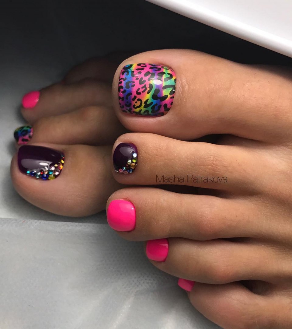 Красивый яркий педикюр