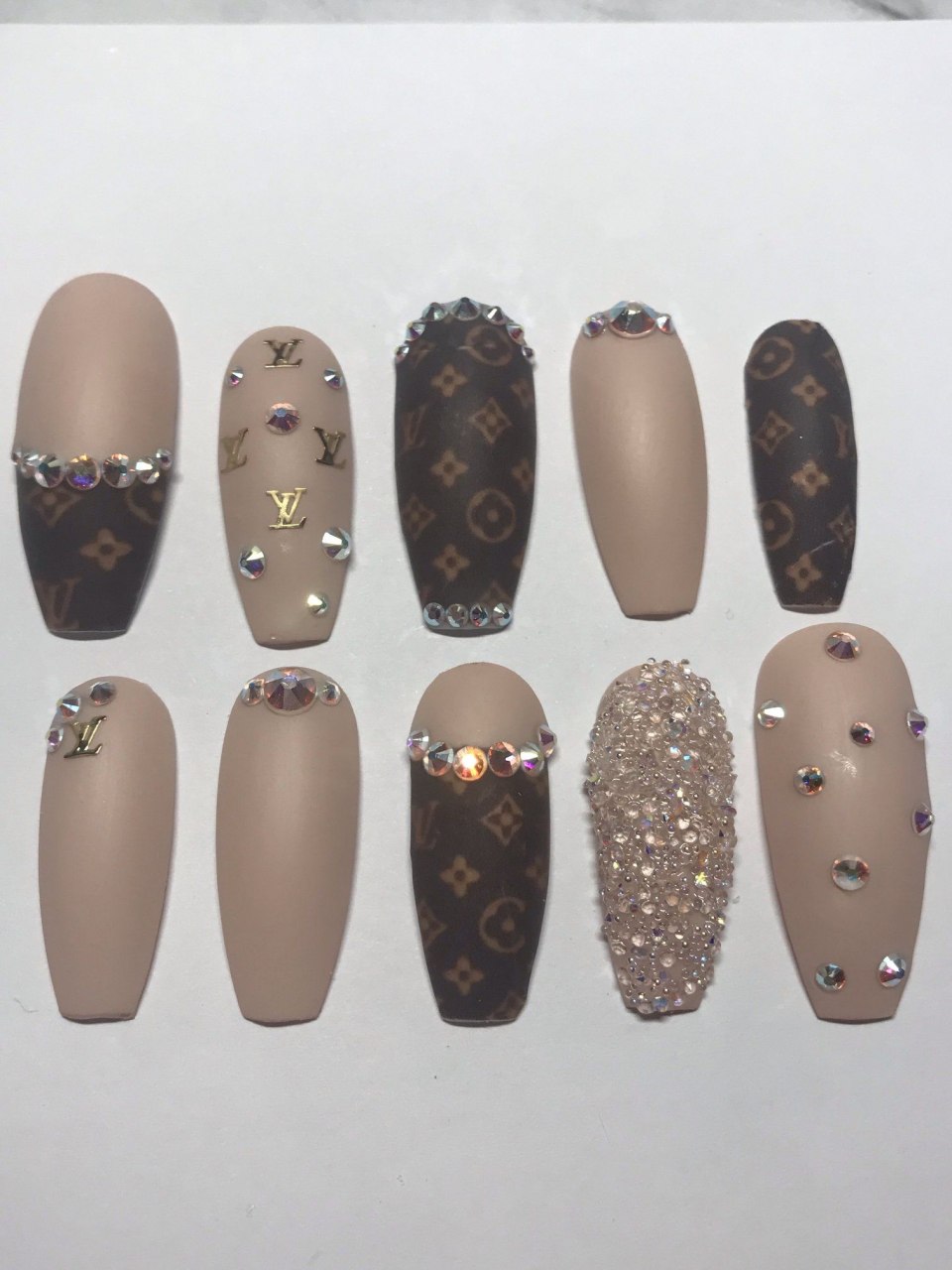 Маникюр Louis Vuitton