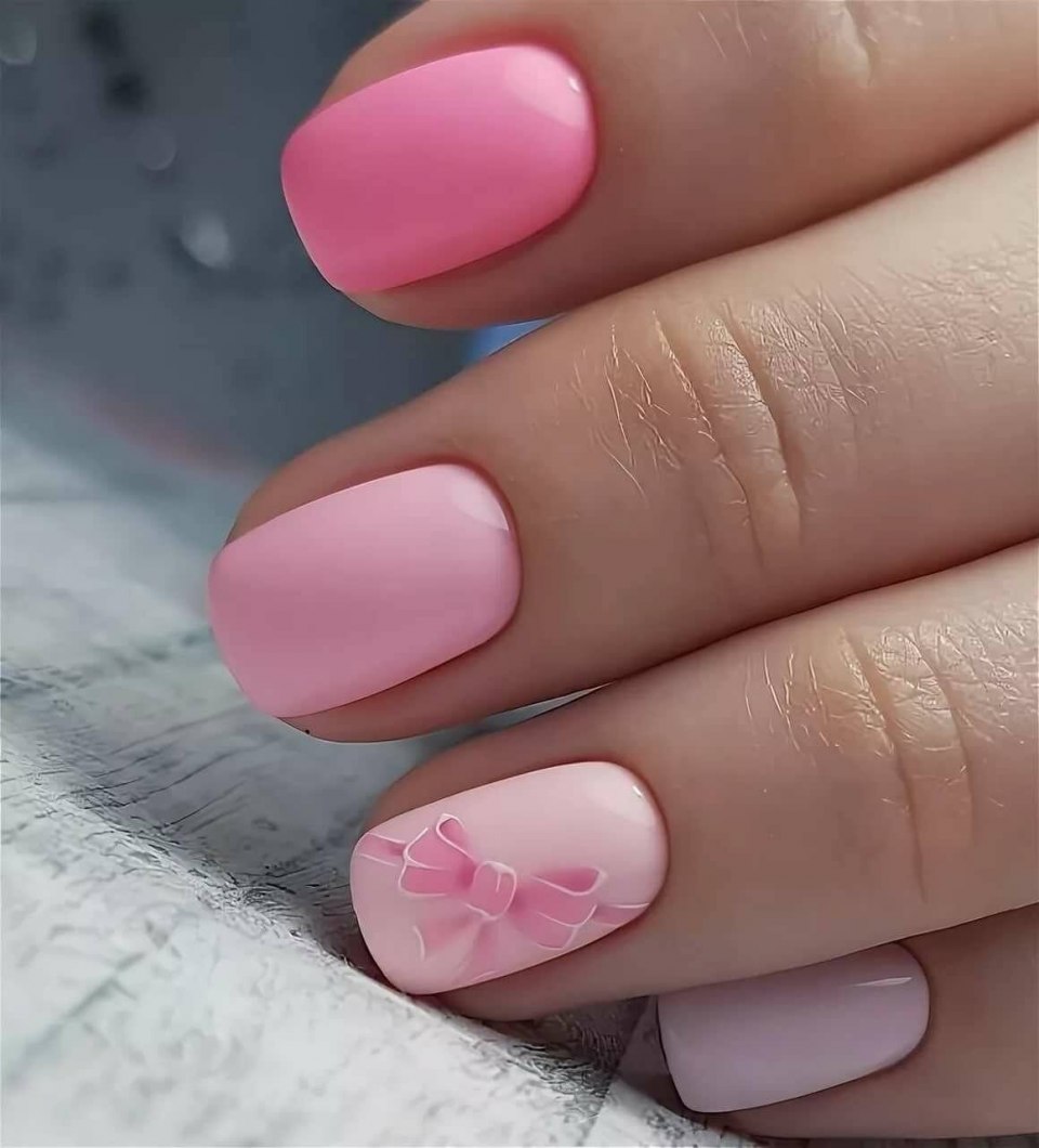 Нежно розовый лак для ногтей