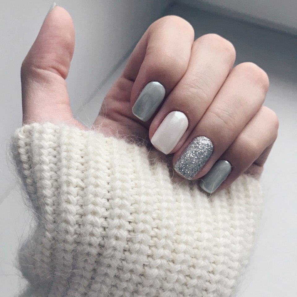 Серо белый маникюр