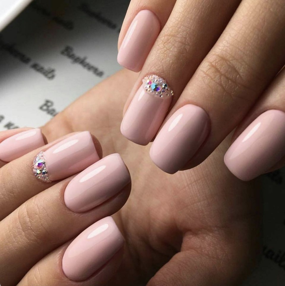 Розовый маникюр со стразами