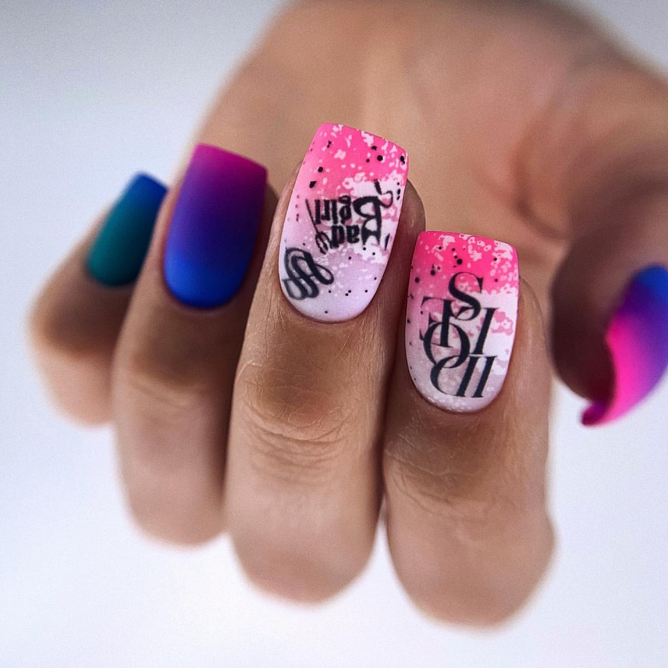 Яркий маникюр с надписями