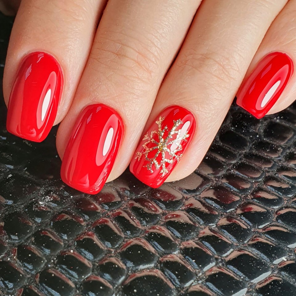 Маникюр на Красном фоне