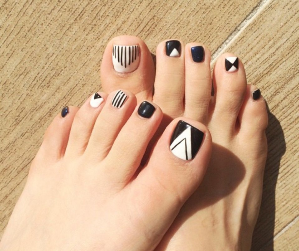 Педикюр черный с белым