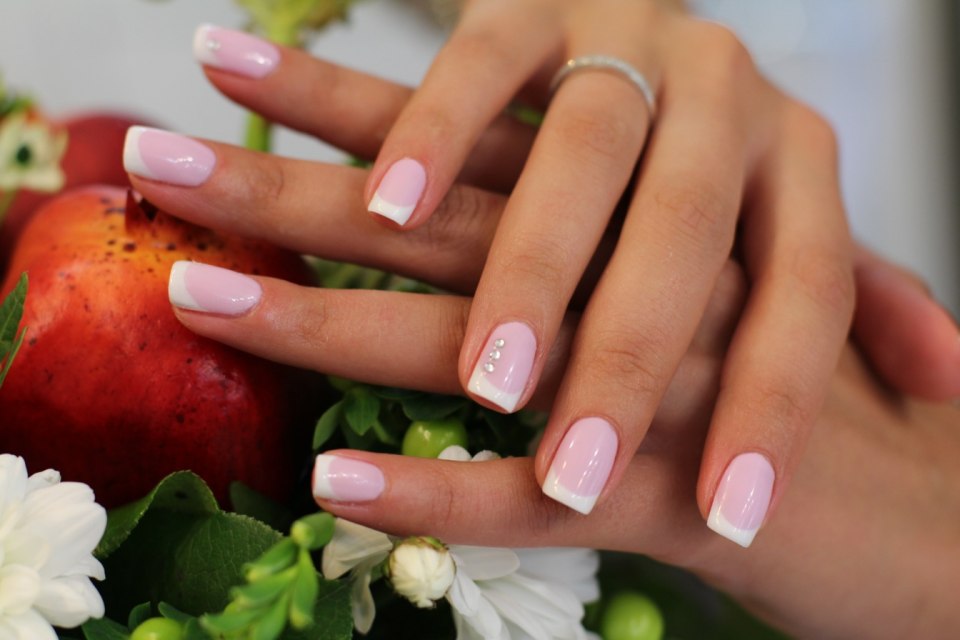 Красный френч на короткие ногти