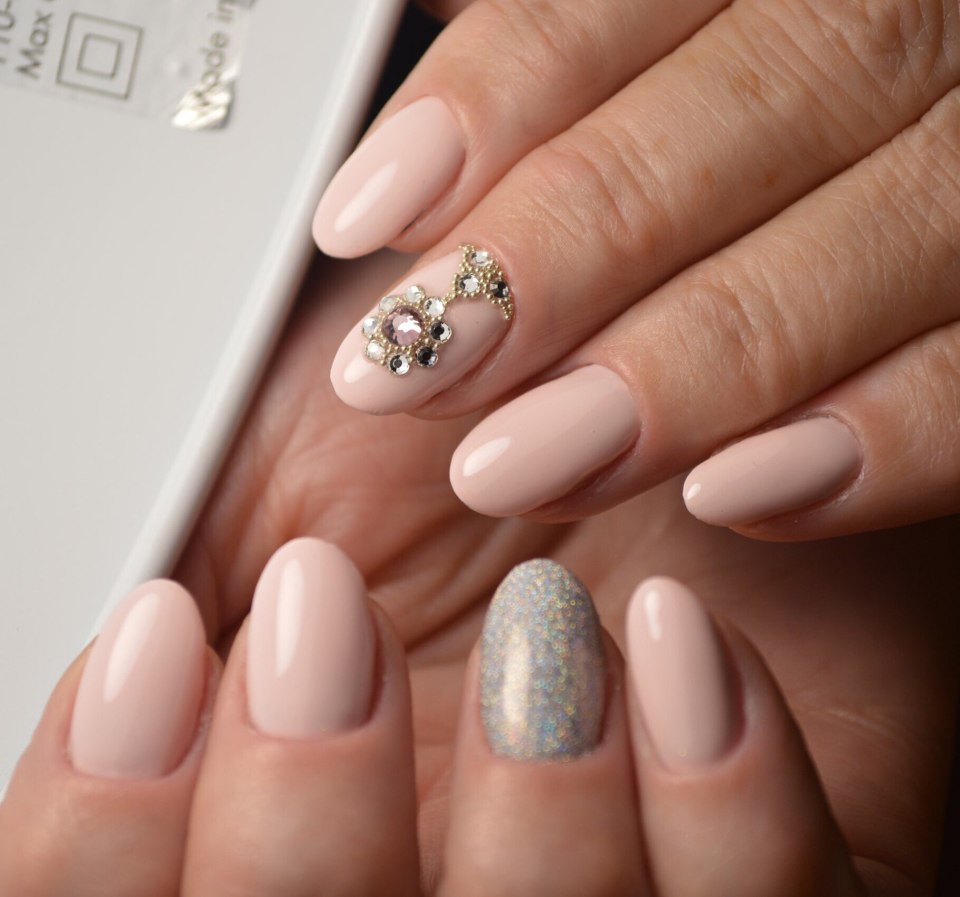 Маникюр в пастельно розовых тонах