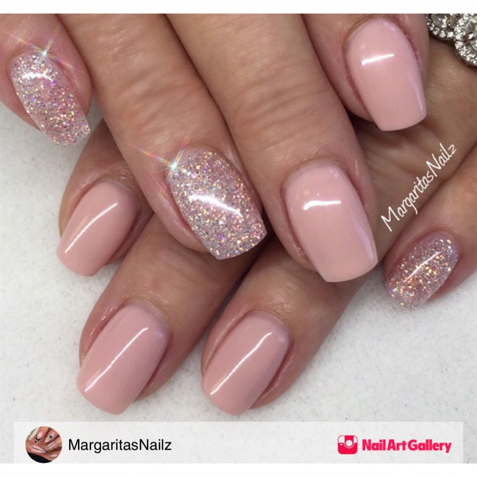 Розовые перламутровые ногти