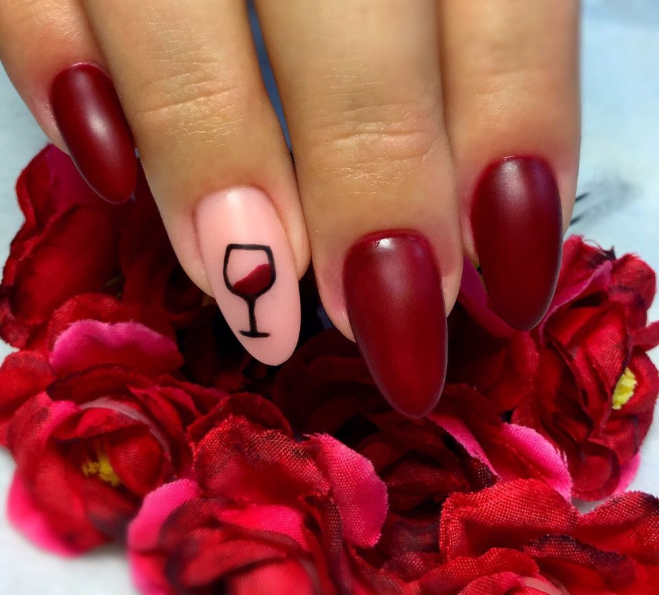 Красный маникюр на квадратные ногти
