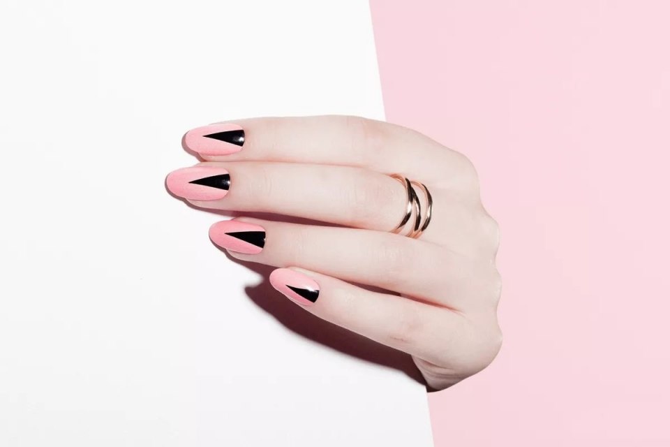 Маникюр на розовом фоне