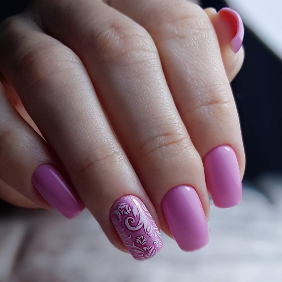 Розовый глянцевый маникюр