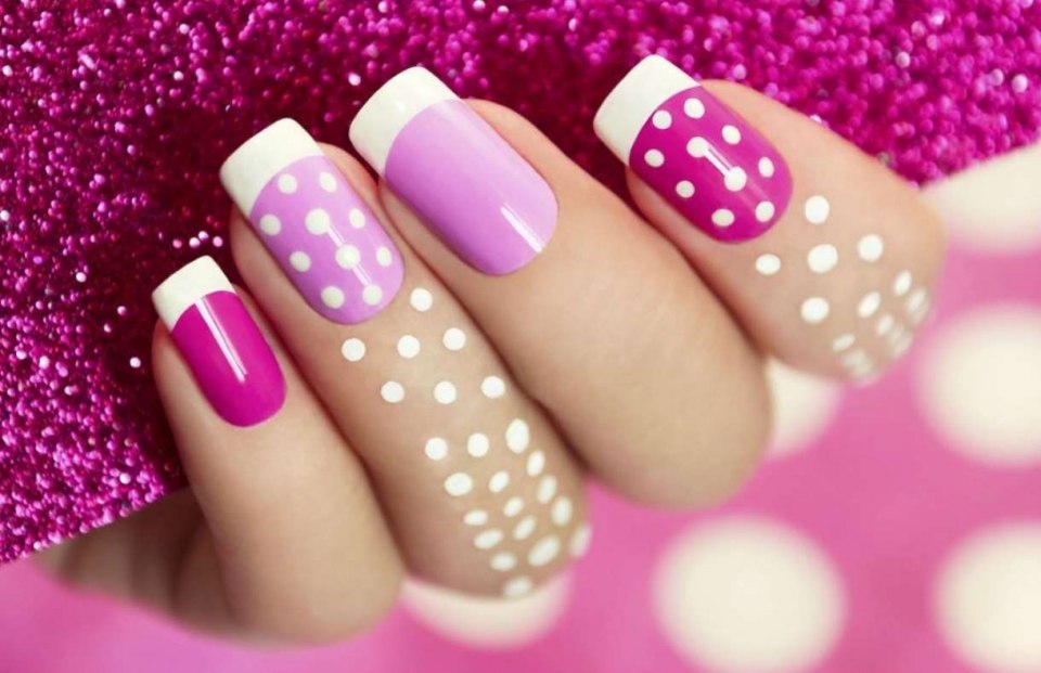 Ногти на розовом фоне