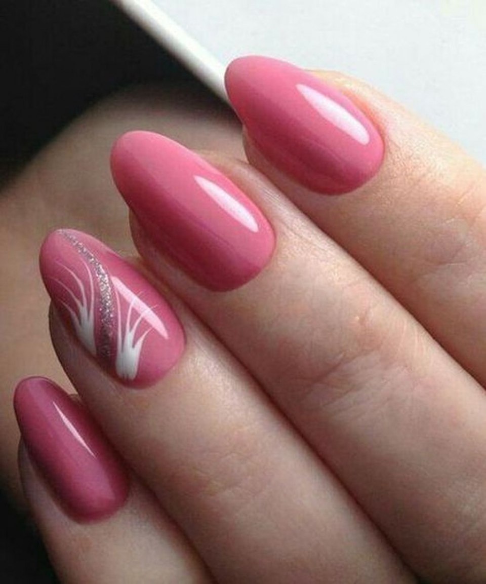 Маникюр на белом фоне