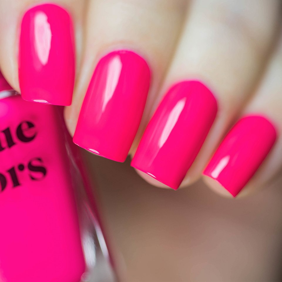 Маникюр темно-розовый с блестками