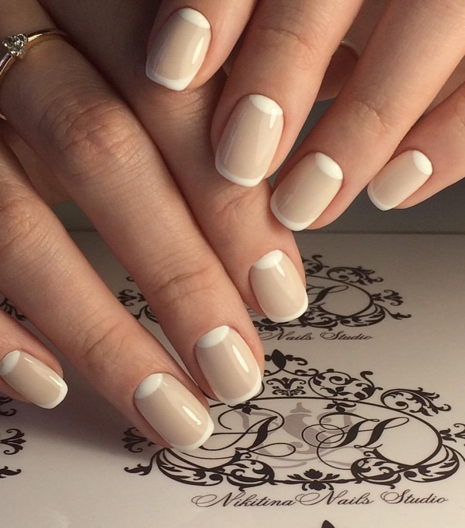 Маникюр с лунками пастельных тонах