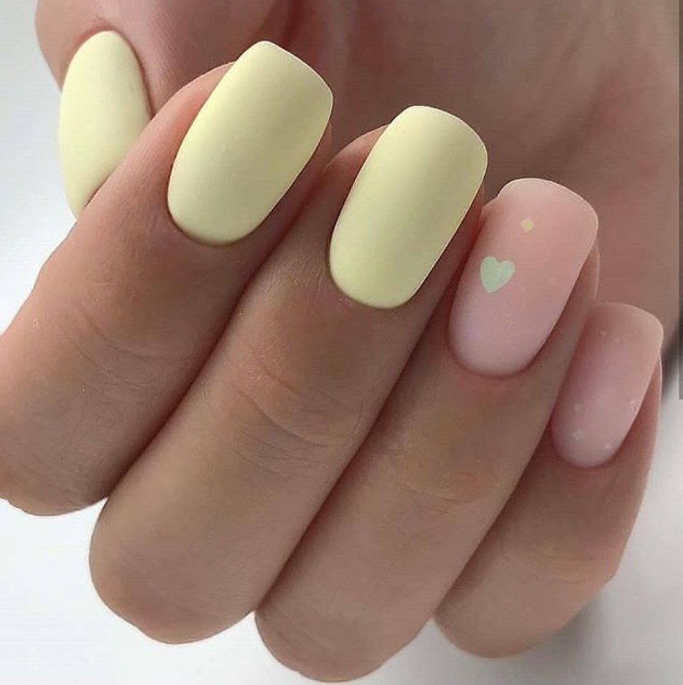 Маникюр серый с розовым