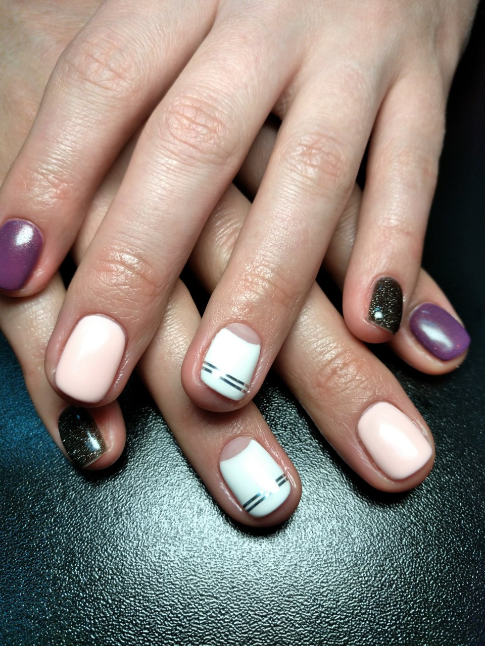 Маникюр розовый с белым