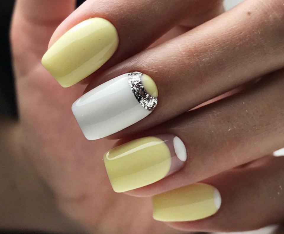 Светлый маникюр на короткие ногти