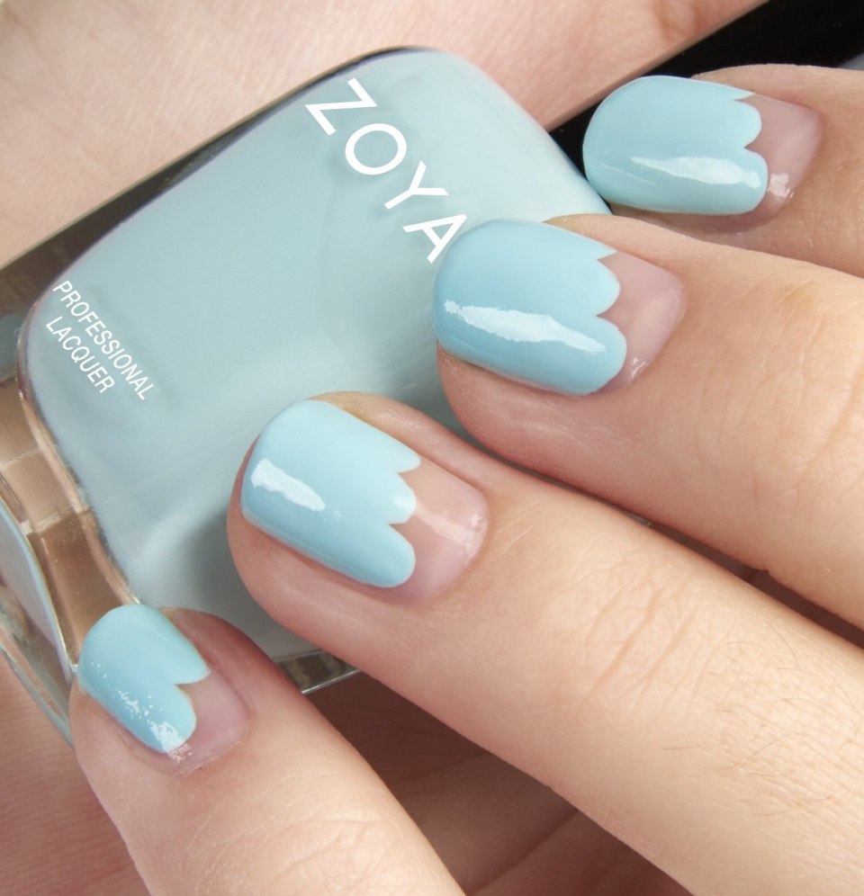 Пастельный лунный маникюр