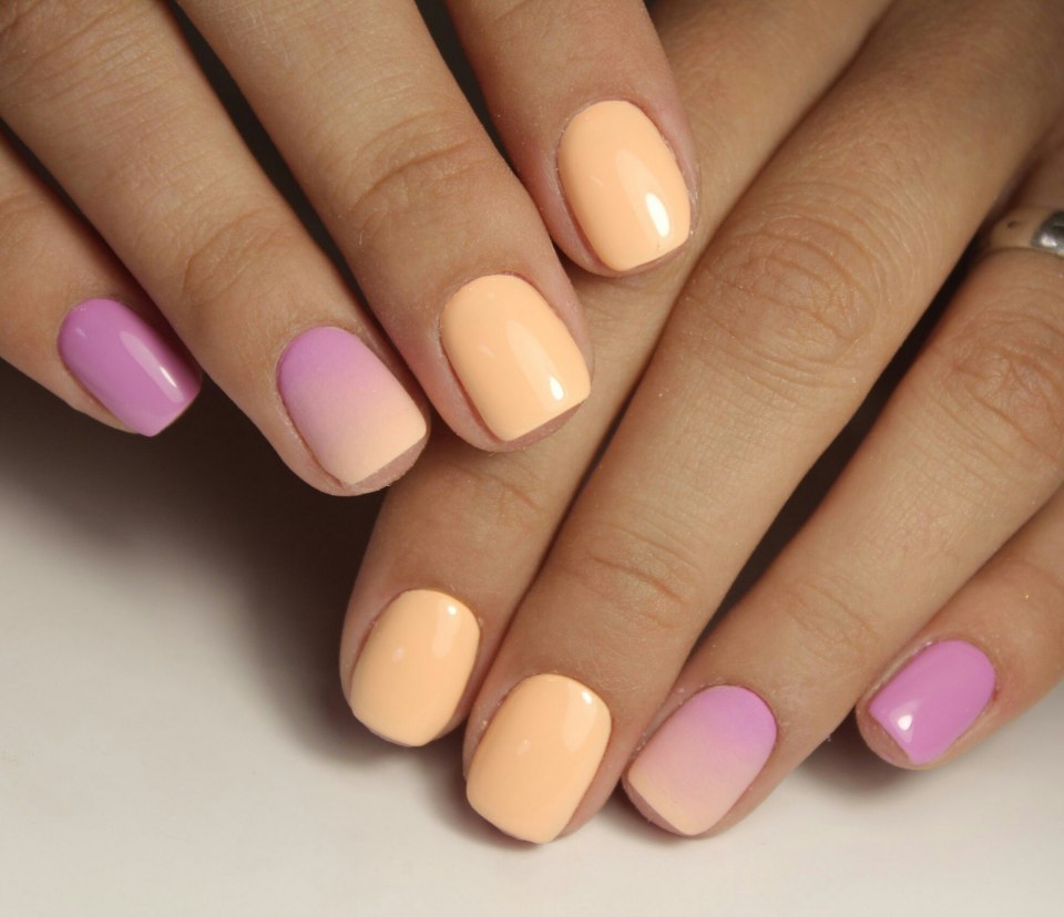 Розовые матовые ногти