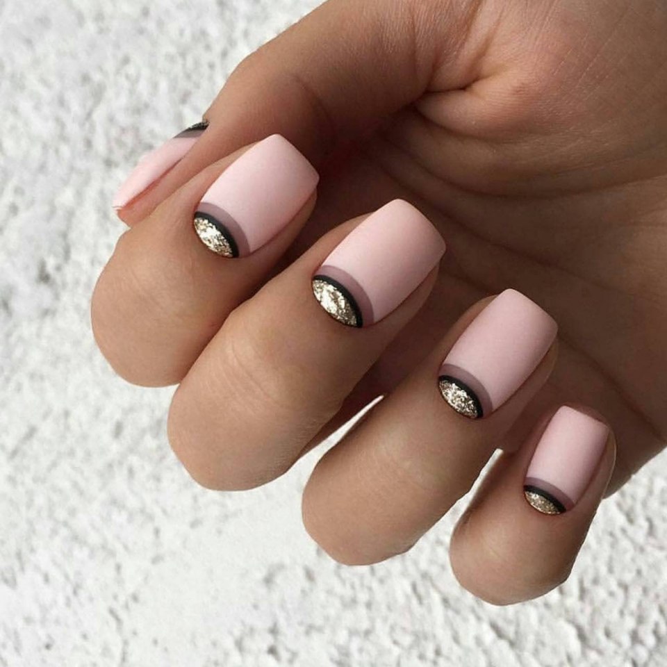 Маникюр с золотыми полосками