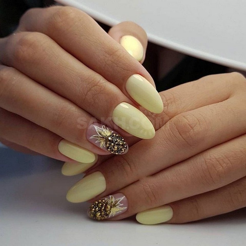 Жёлтые ногти со стразами