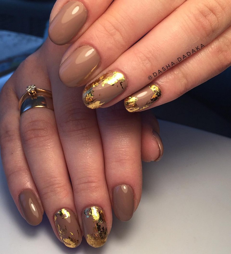 Красивый маникюр с фольгой