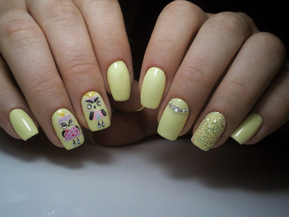 Маникюр нежно желтый с дизайном