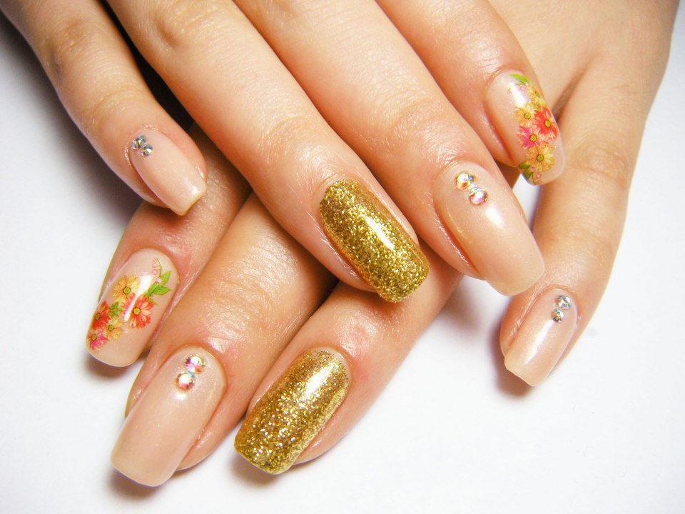 Осенний маникюр бежевый с золотом