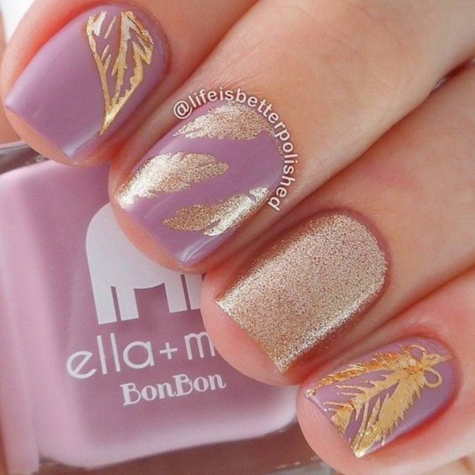 Маникюр золотистый с розовым