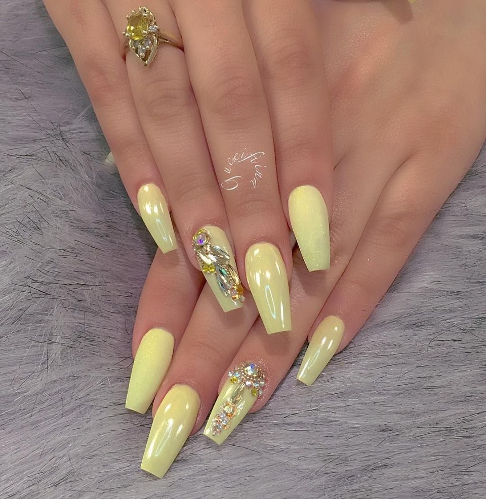Маникюр желтый с блестками