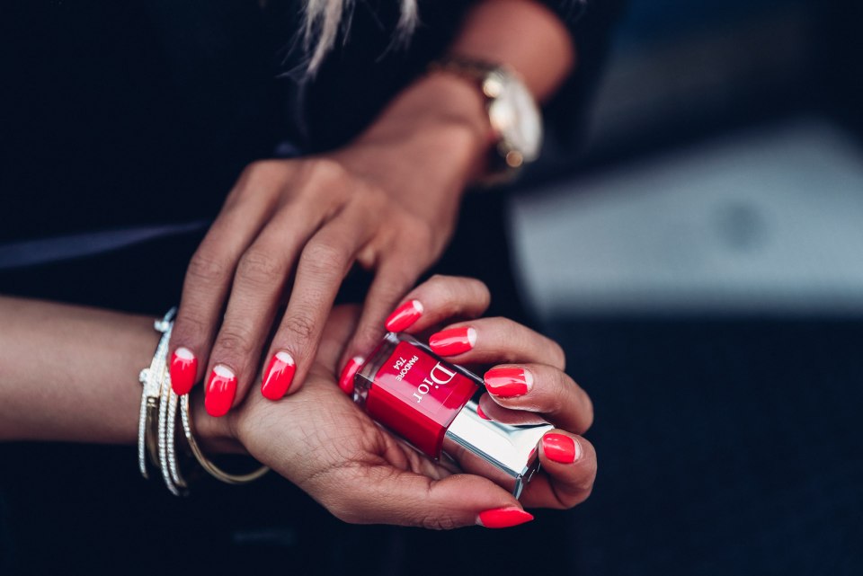 Руки с маникюром