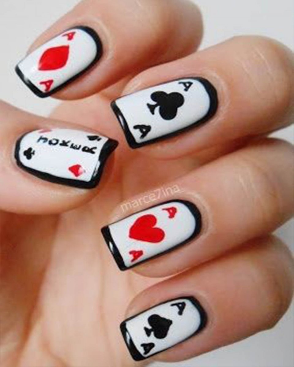 Маникюр в карточном стиле