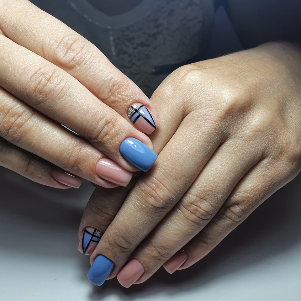 Маникюр на короткие ногти 2021 геометрия