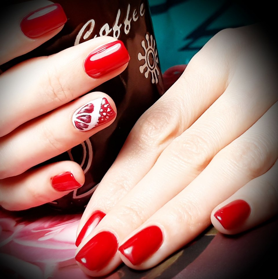 Нежный маникюр с красным цветом