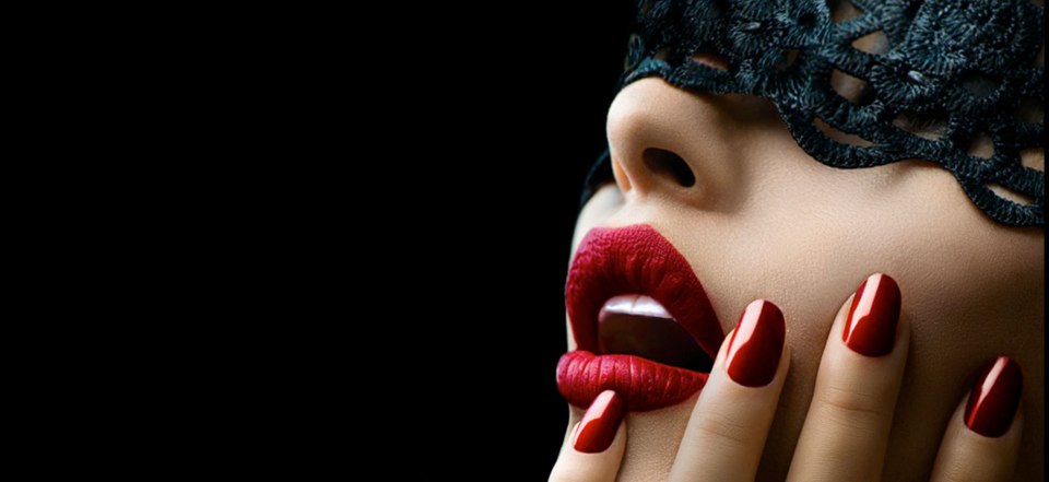 Визитка маникюр черно красная