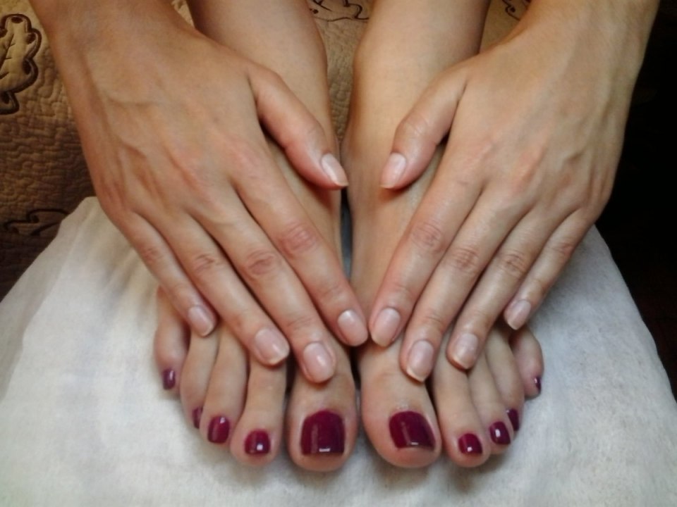 Мужской педикюр с накрашенными ногтями