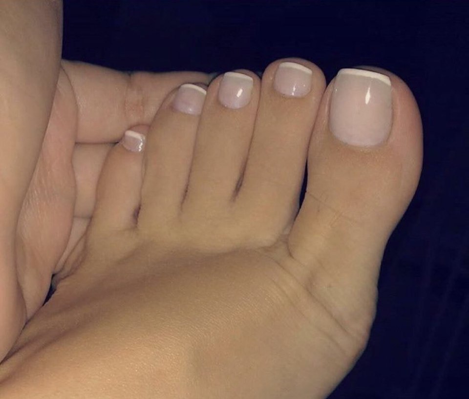 Педикюр бежевый