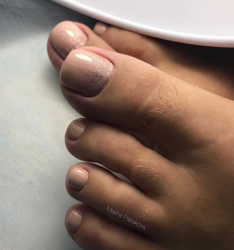 Бежевый маникюр и педикюр