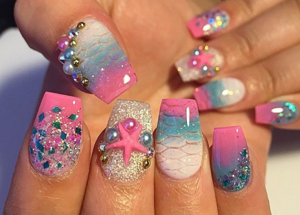 Маникюр на море