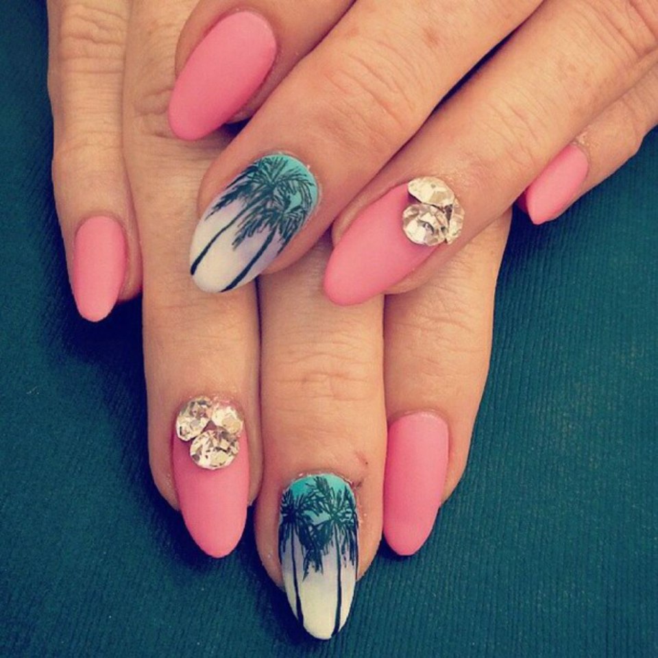 Маникюр с пальмами миндаль