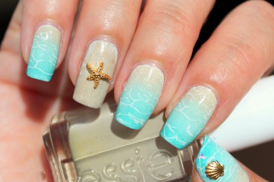 Маникюр на море