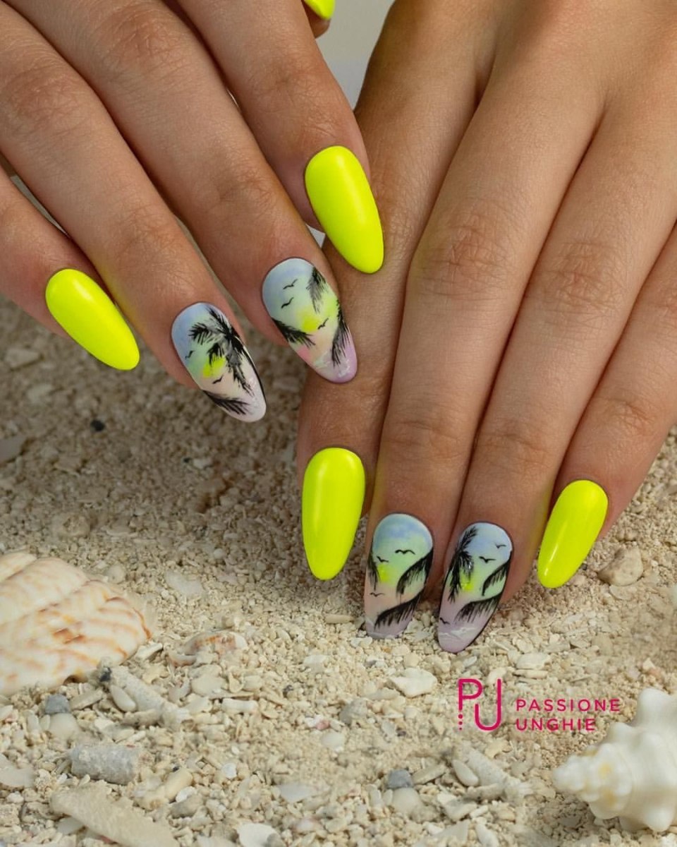 Яркий маникюр на море